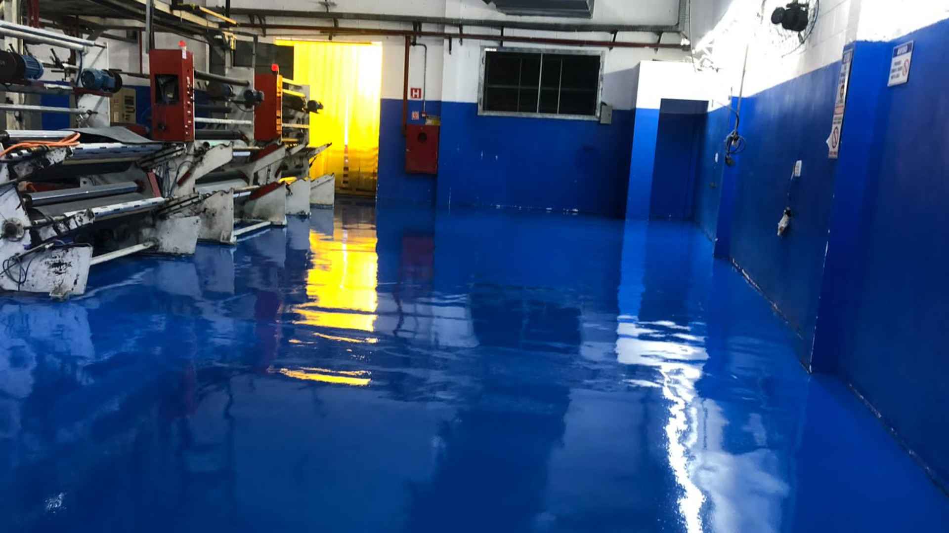 Acabamento técnico de piso de uretano em ambiente operacional
