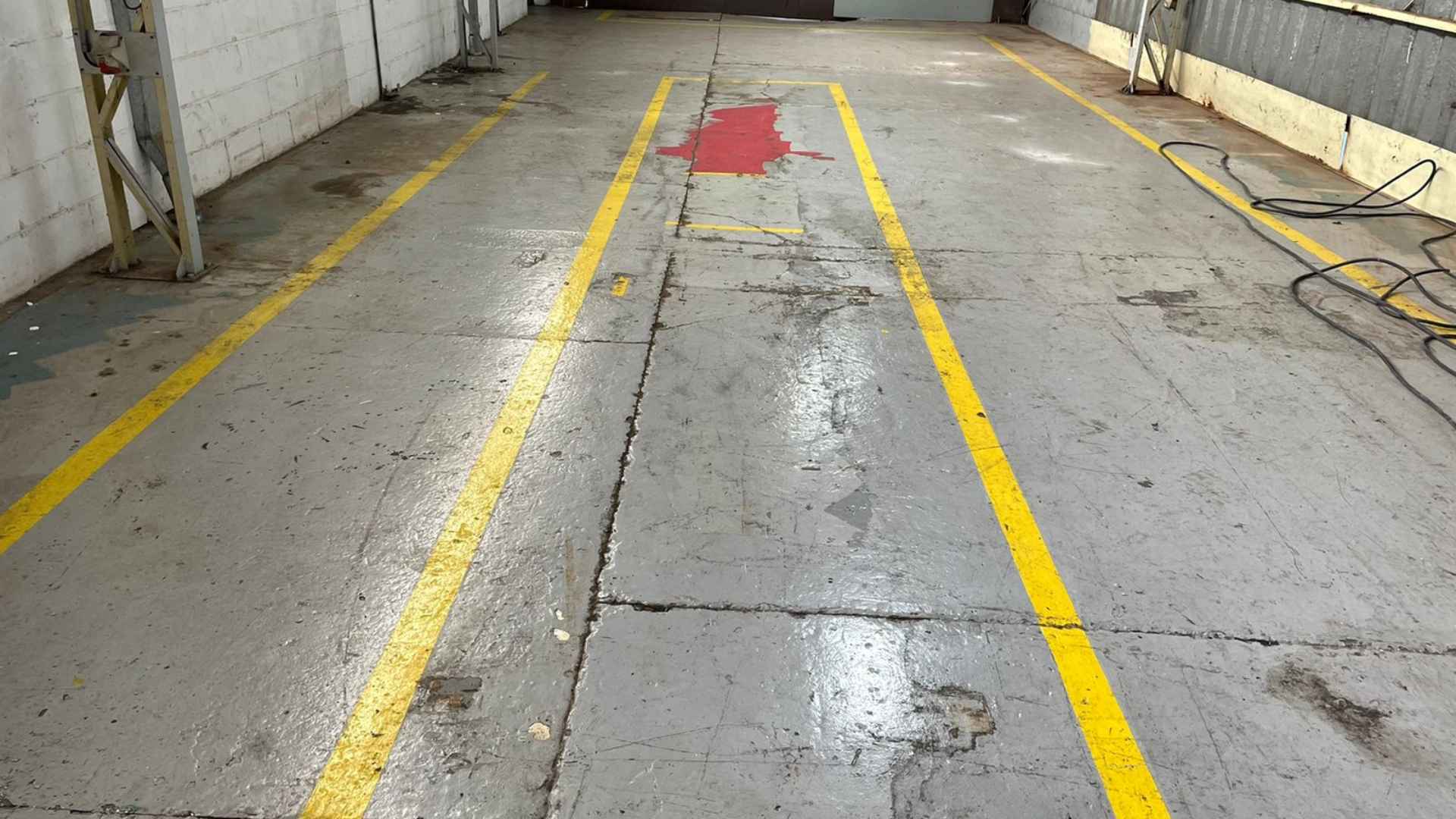 Avaliação técnica de falhas em piso industrial antes da correção