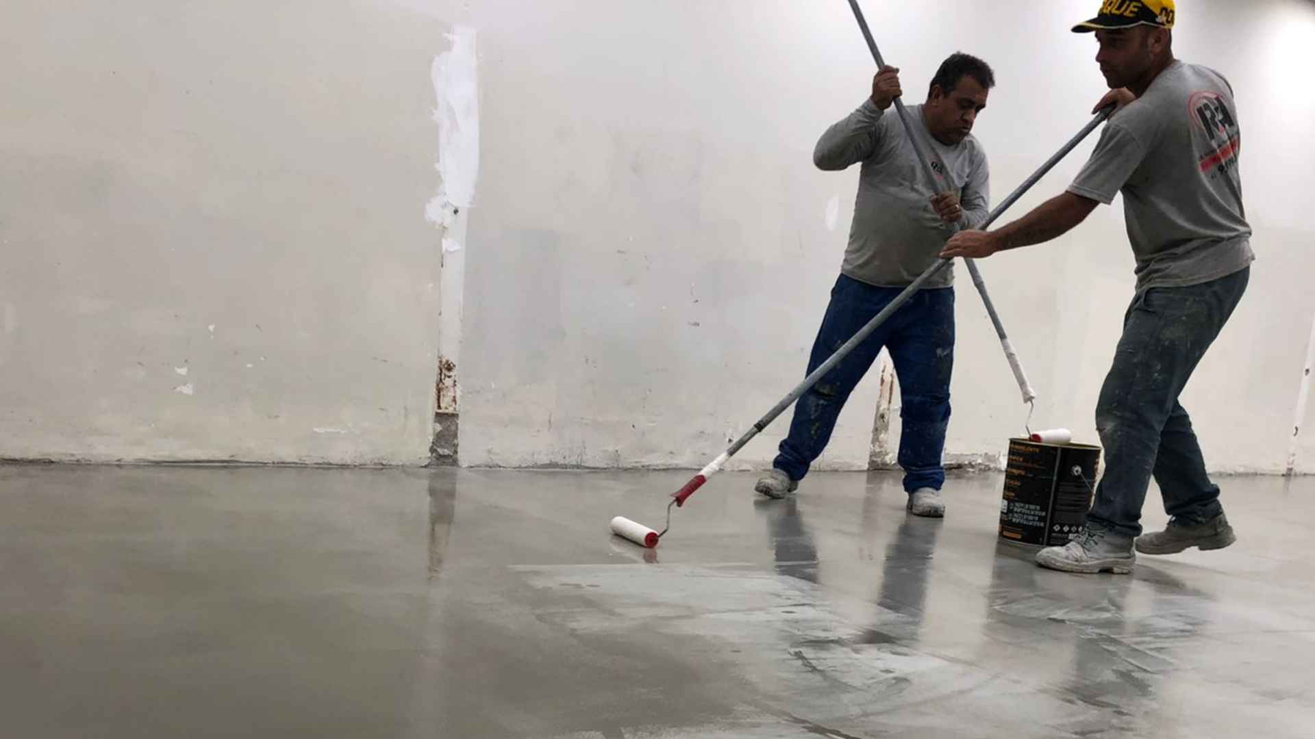 Tratamento técnico de piso industrial em área operacional antes da aplicação do revestimento epóxi