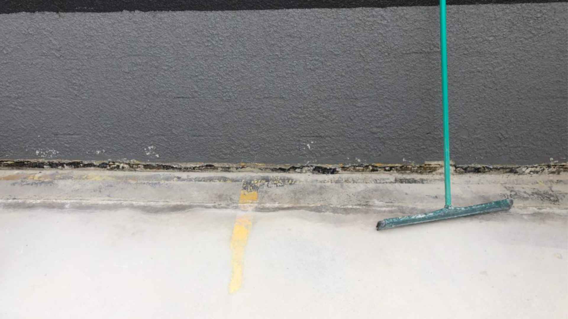 Correção técnica de piso industrial com análise das juntas
