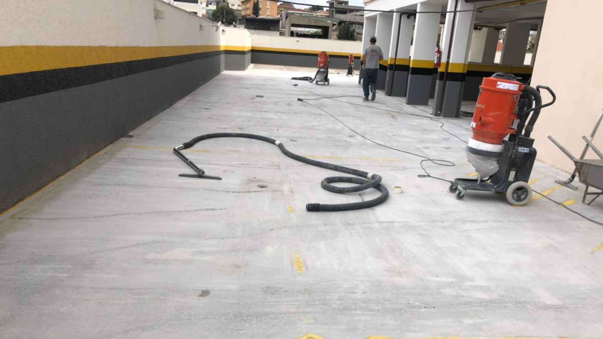 Leitura da base ao redor de juntas de dilatação em ambiente operacional