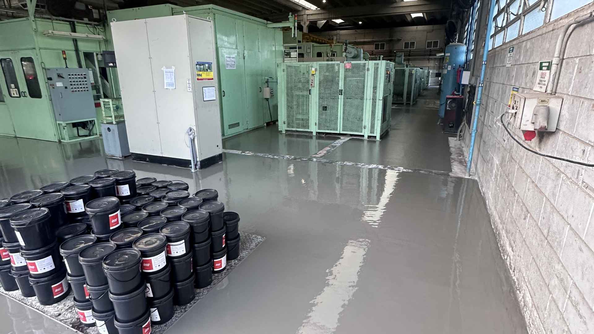 Piso epóxi industrial aplicado em área técnica em Mogi das Cruzes