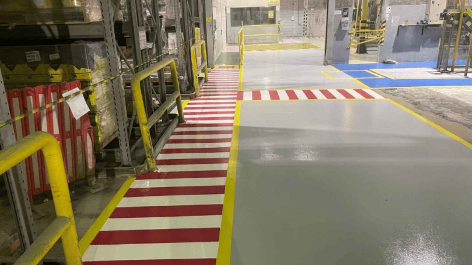faixa zebrada de segurança no piso de área industrial