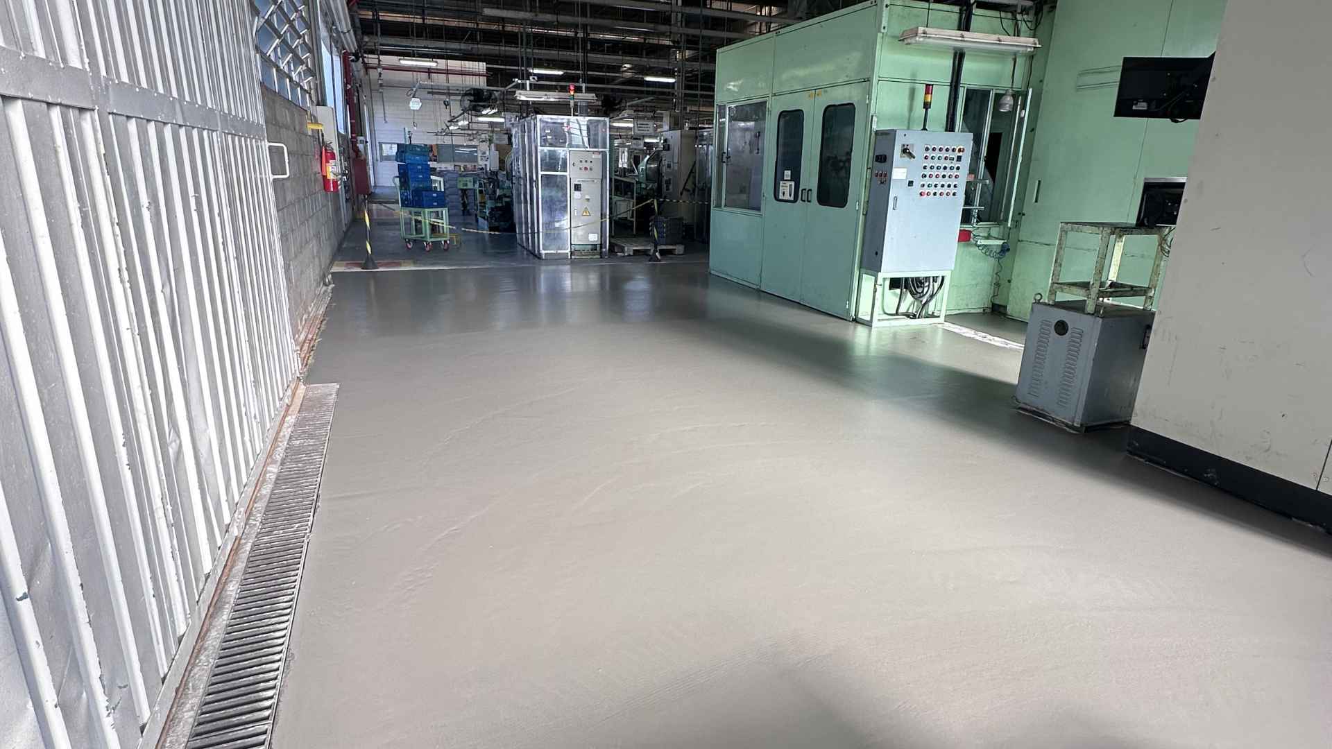 Piso epóxi para área industrial aplicado em ambiente de produção