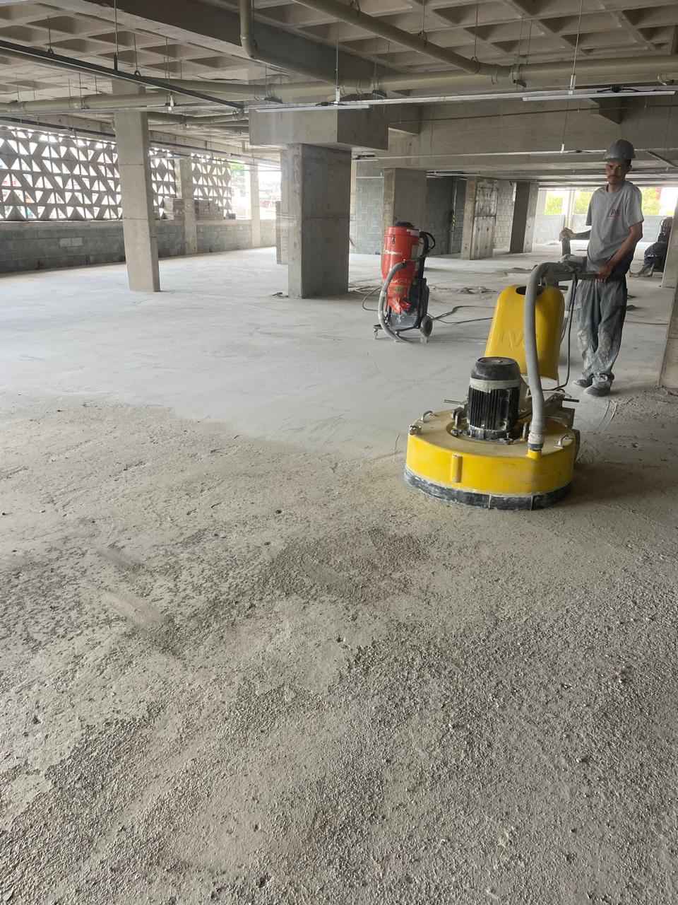 máquina de lapidação tratando piso de concreto industrial