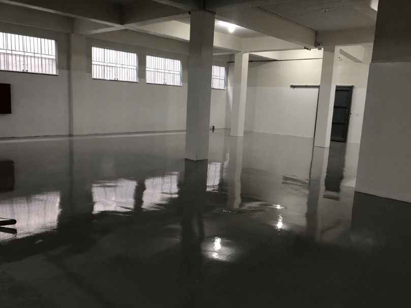 piso de concreto polido em galpão industrial