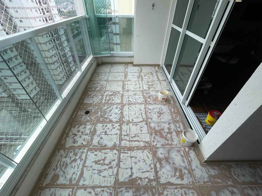 Piso industrial desgastado em área externa antes da restauração da superfície