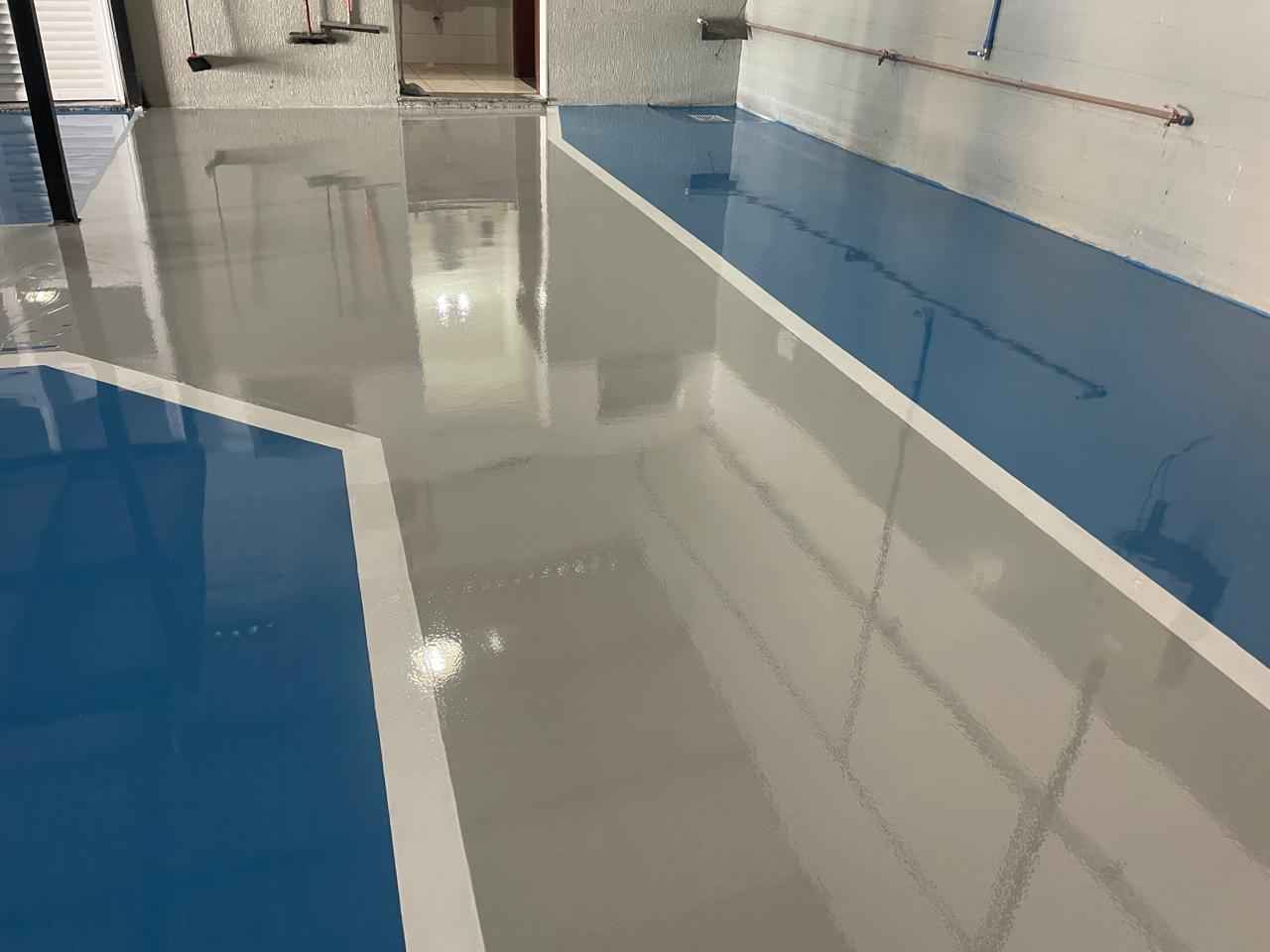 piso epóxi industrial aplicado em fábrica com acabamento uniforme