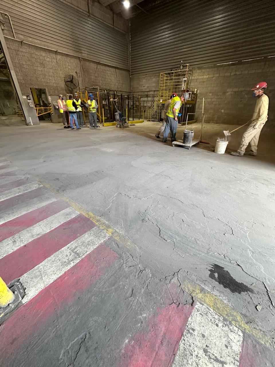 piso industrial em galpão durante preparação de superfície