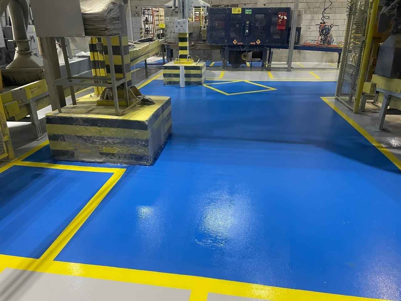 piso industrial tratado em galpão de alto tráfego