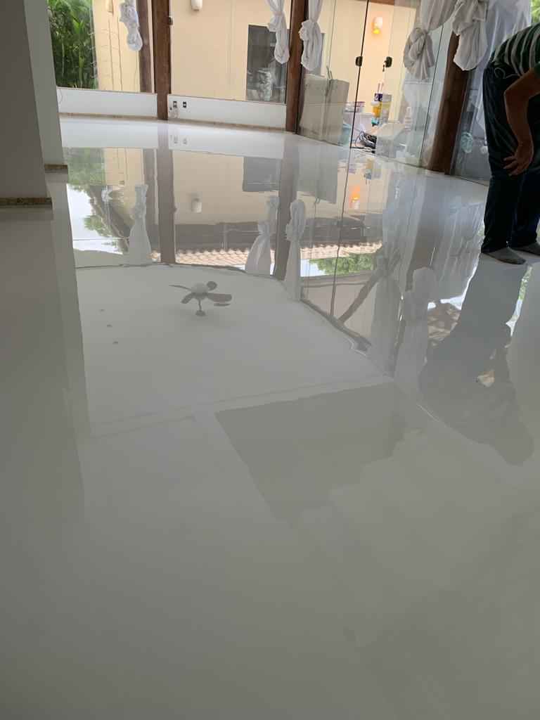 revestimento industrial aplicado sobre piso de concreto em área produtiva