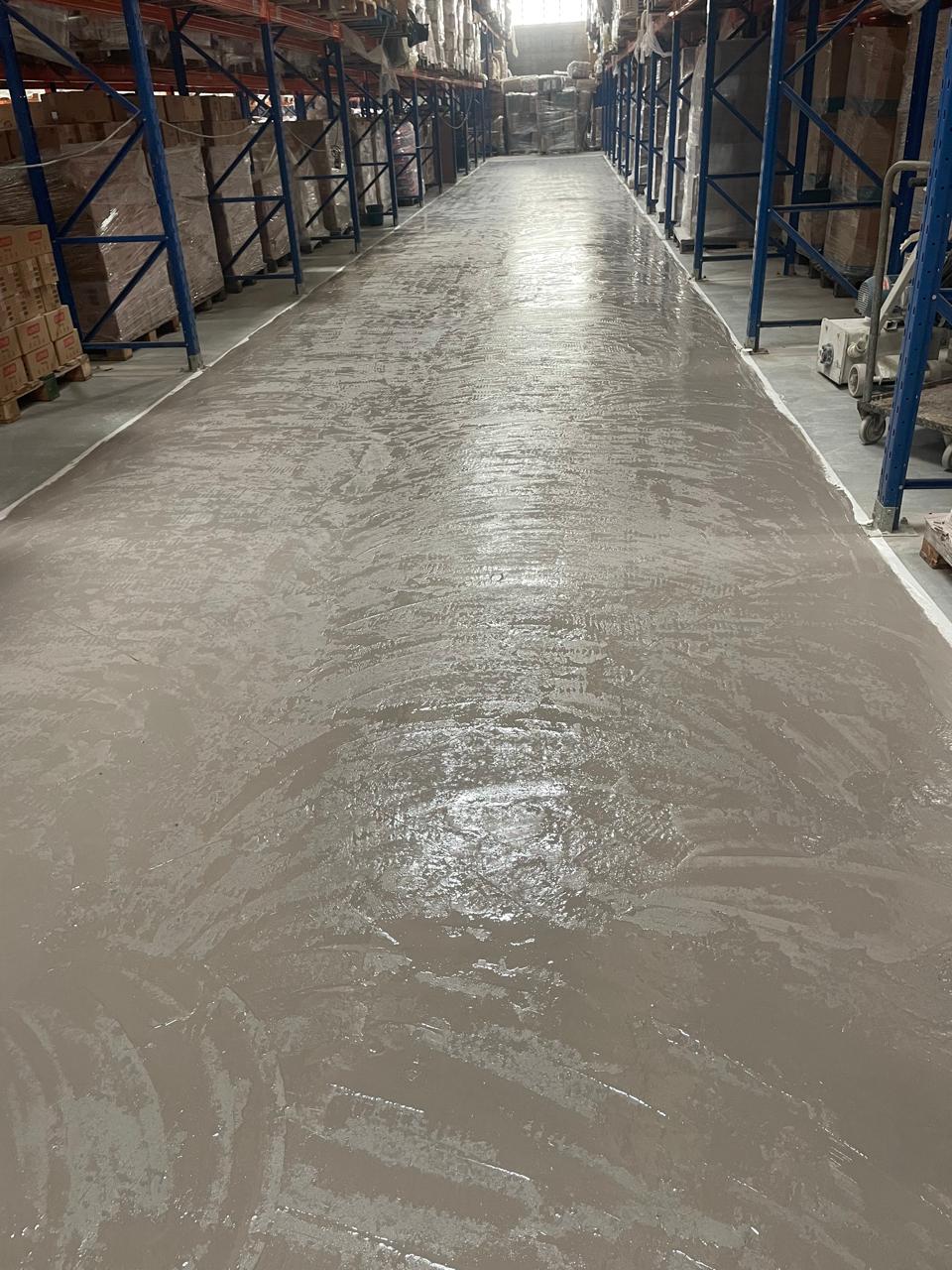 Piso industrial durante a aplicação do revestimento de uretano em Igaratá
