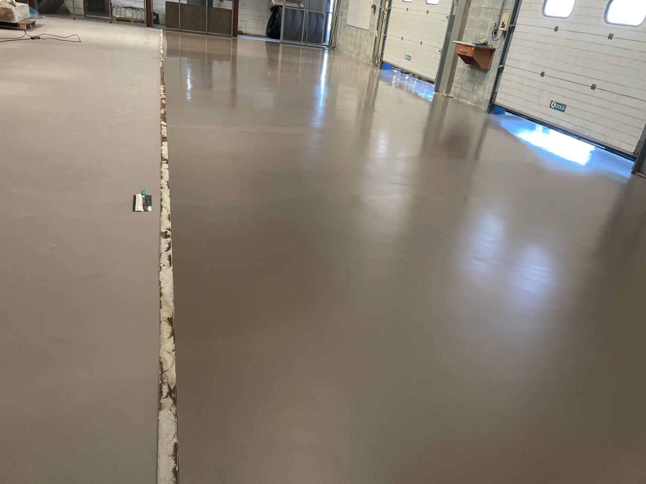 Revestimento de uretano aplicado em corredor de área industrial em Igaratá