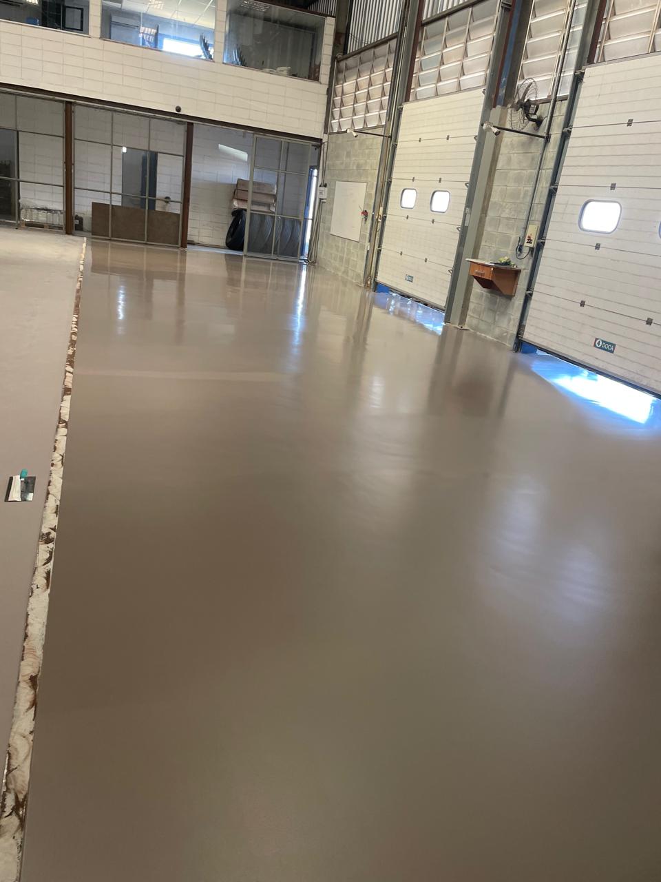 Preparação e aplicação de revestimento de uretano junto às paredes da área industrial