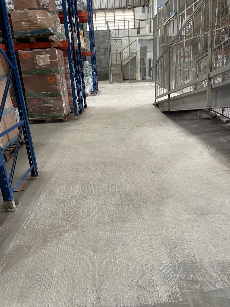 Acabamento do revestimento de uretano próximo às paredes da área industrial