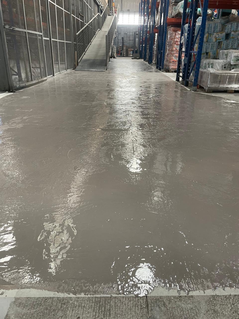 Acabamento do revestimento de uretano próximo às estruturas da área industrial