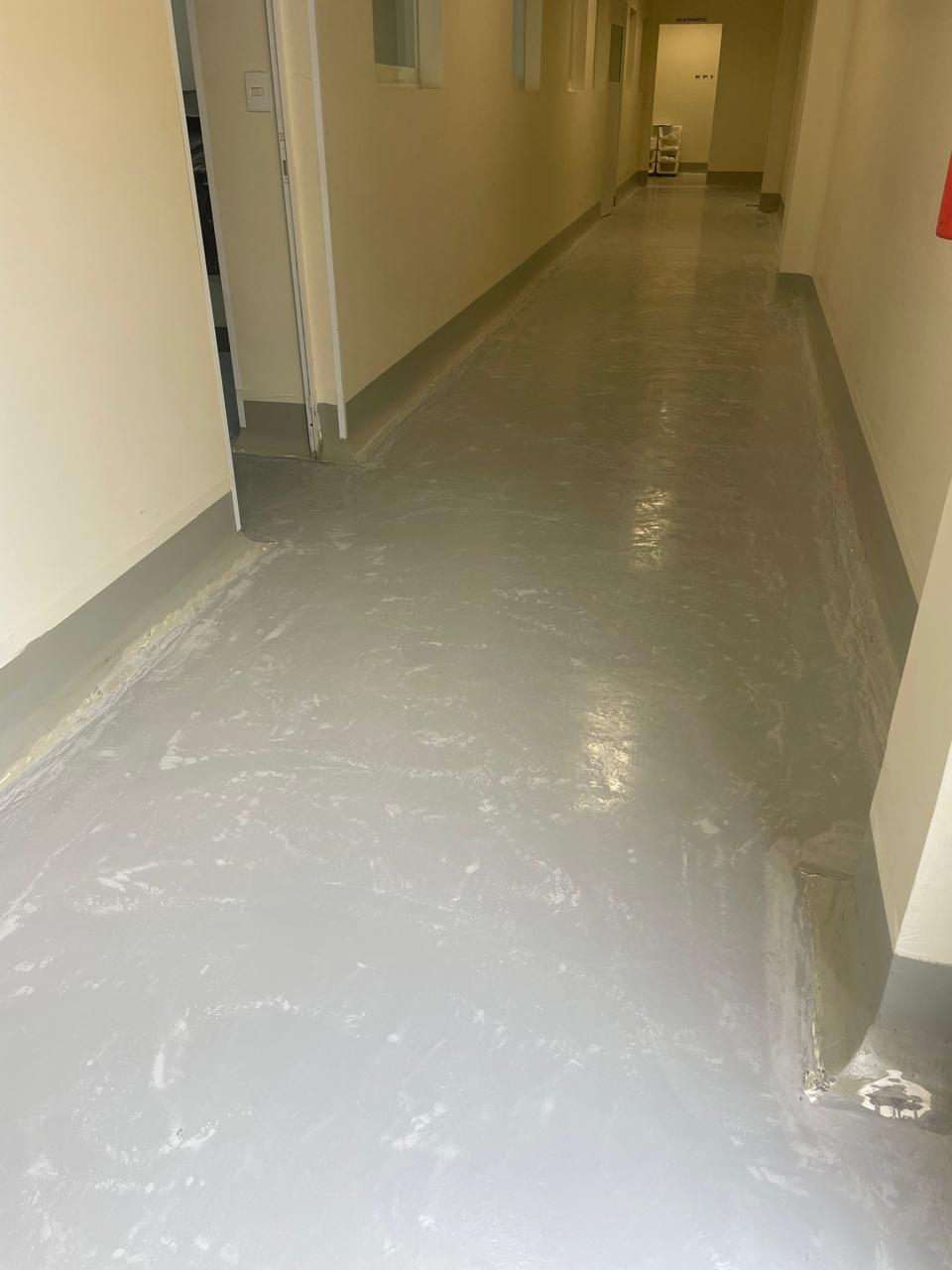 Preparação de piso em corredor interno do Atacadão