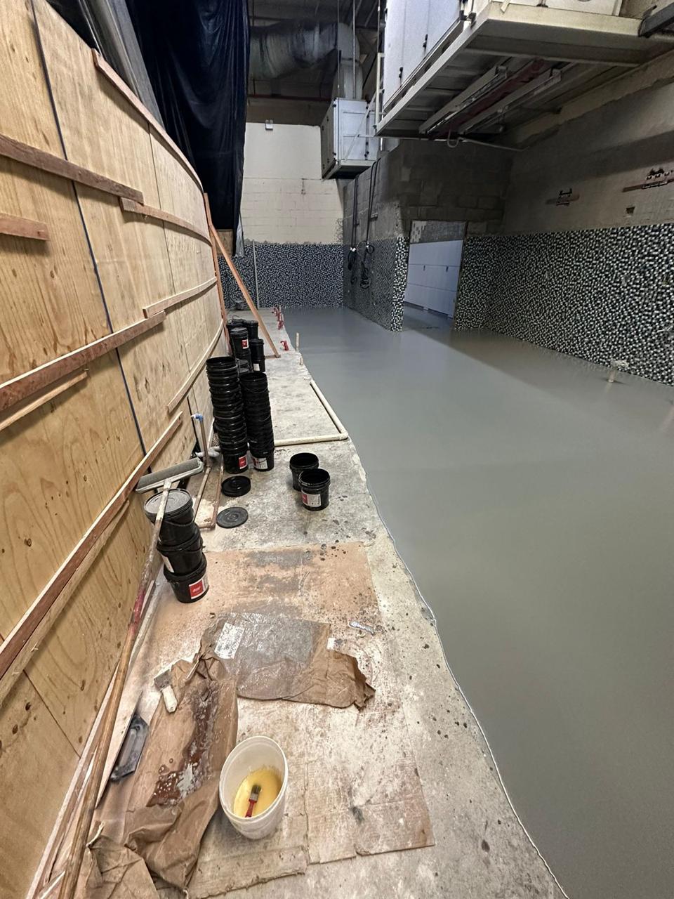 Revestimento de uretano finalizado em corredor interno do Atacadão