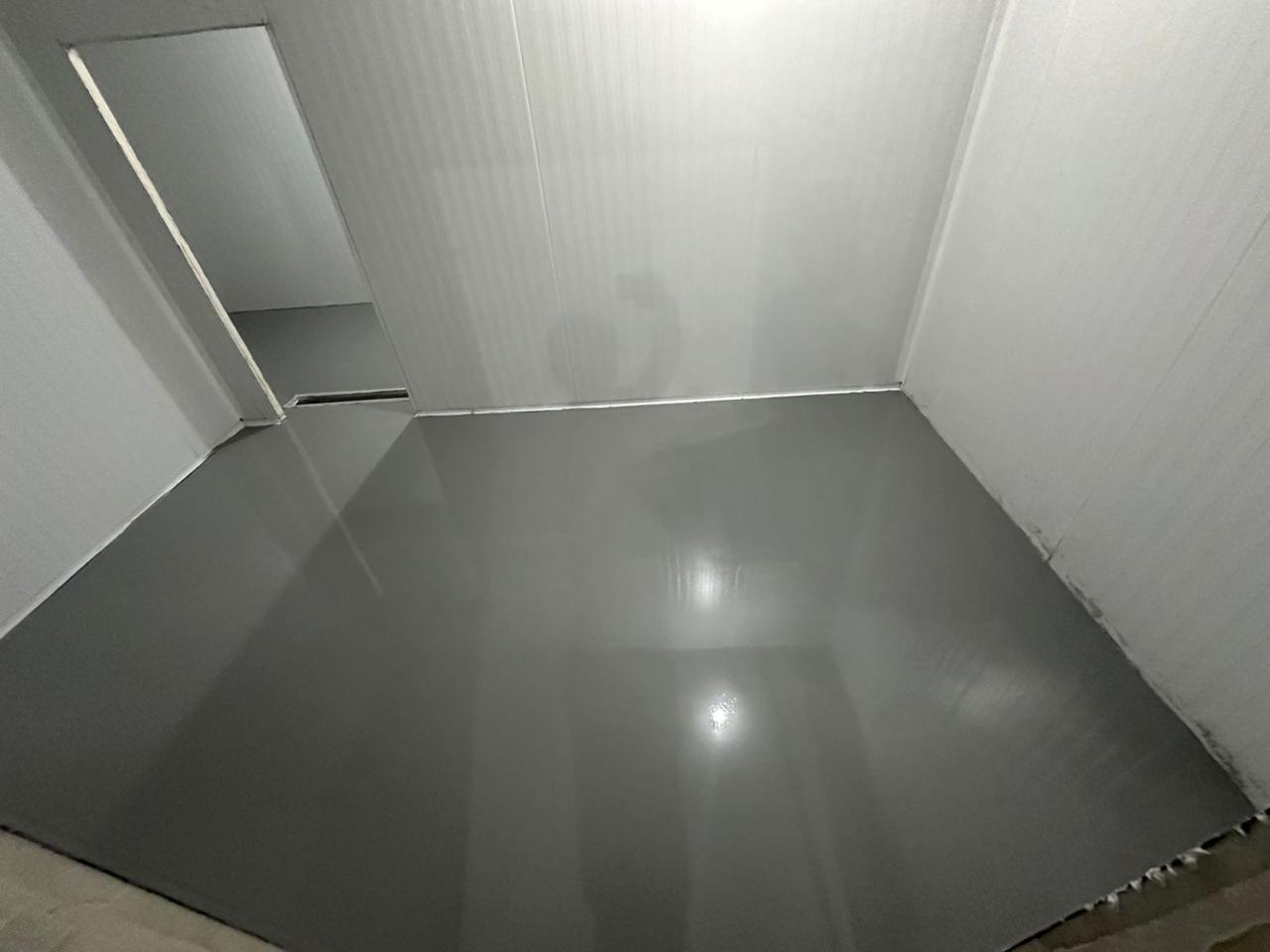 Área interna do Atacadão com piso de uretano concluído