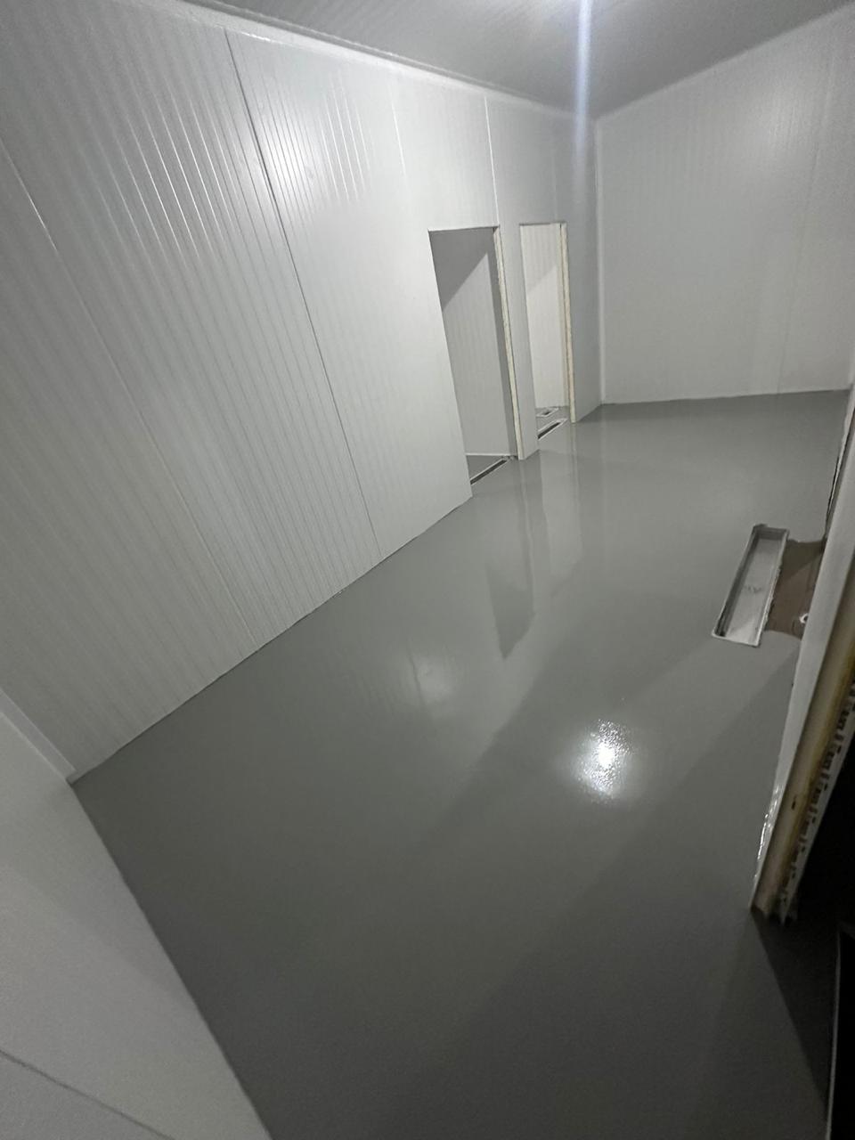 Piso de uretano em corredor de circulação do supermercado Atacadão