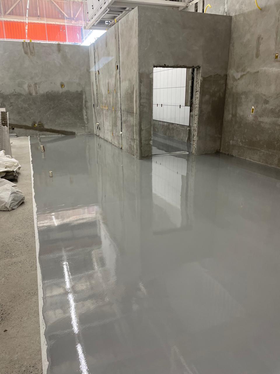 Aplicação de revestimento de uretano em corredor do Atacadão