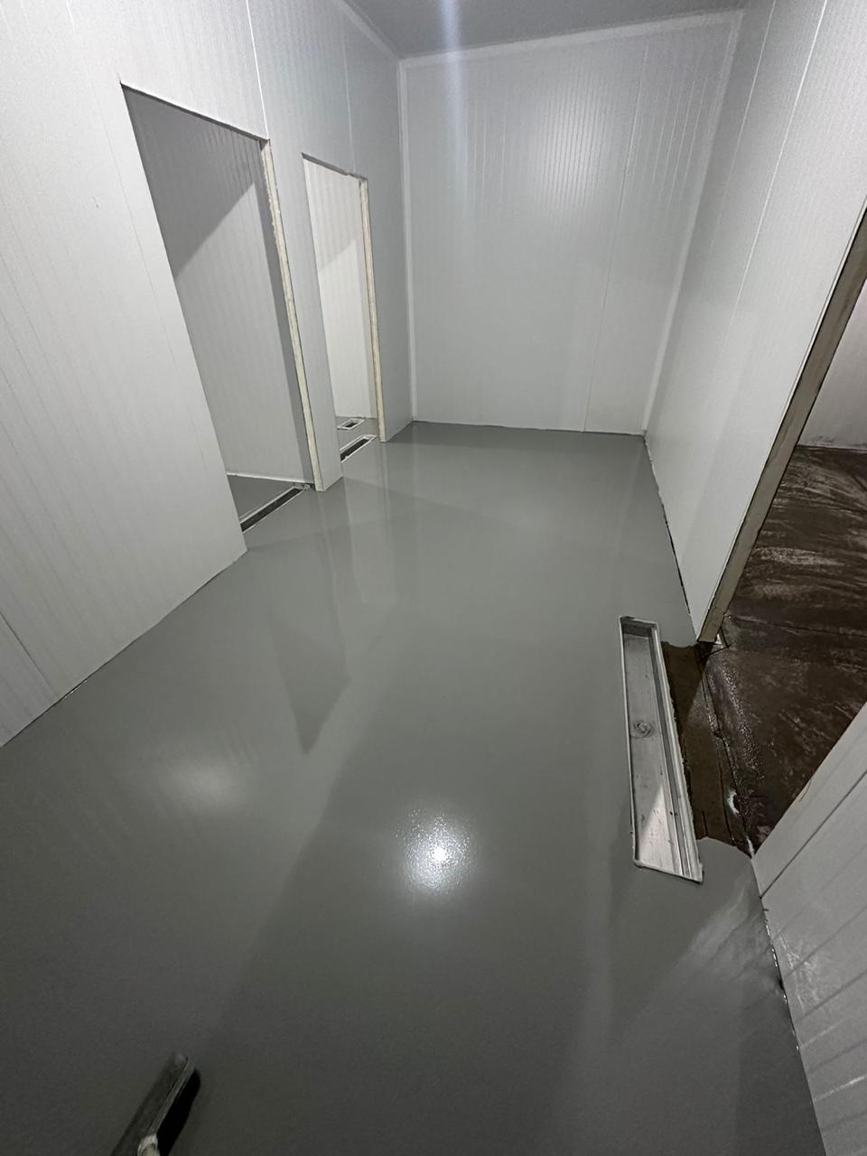 Preparação de piso em corredor interno de supermercado