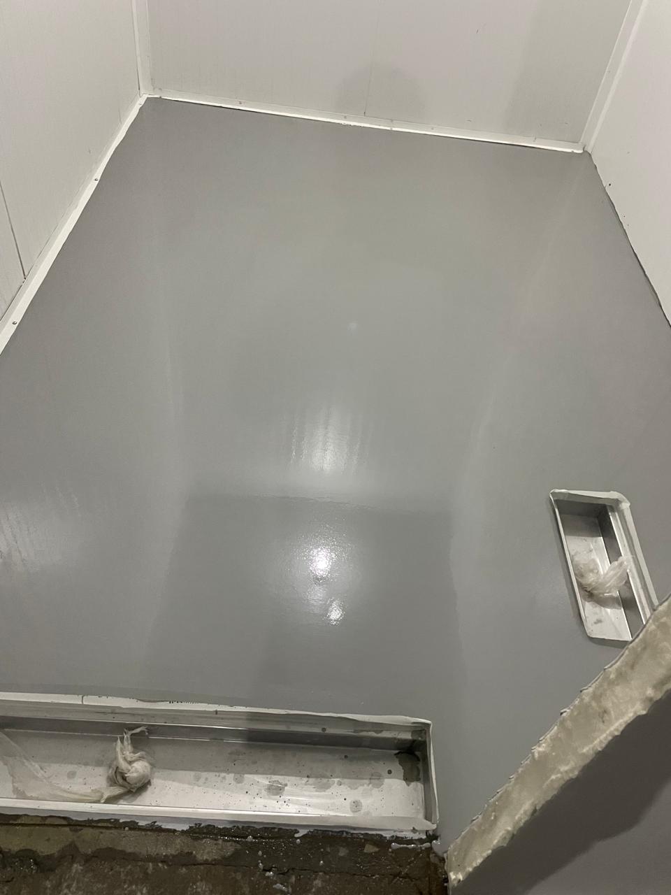 Piso de uretano em área interna de circulação do Atacadão em São Paulo