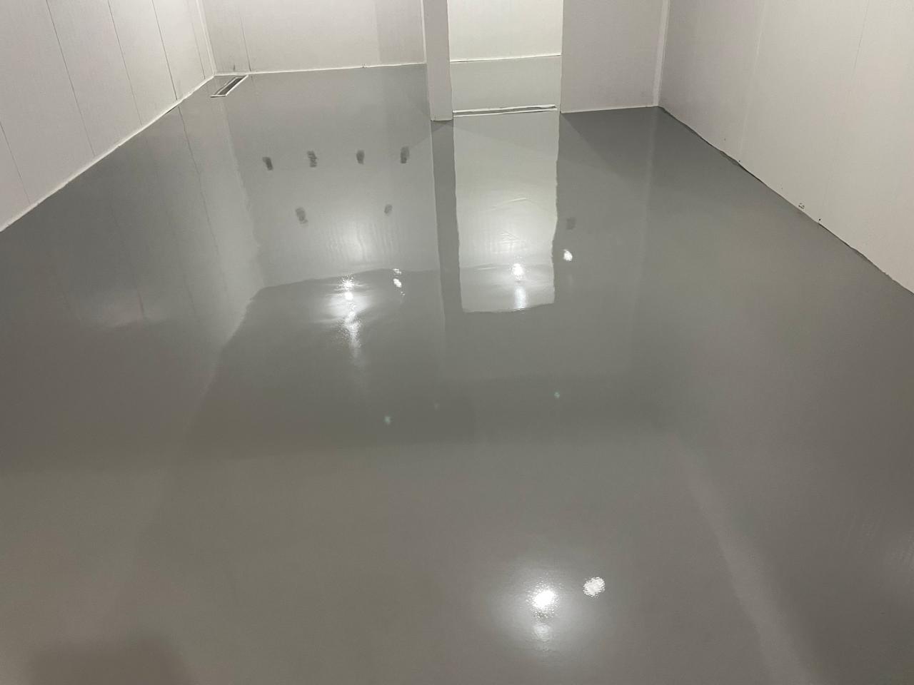 Piso de uretano concluído em corredor interno de supermercado Atacadão