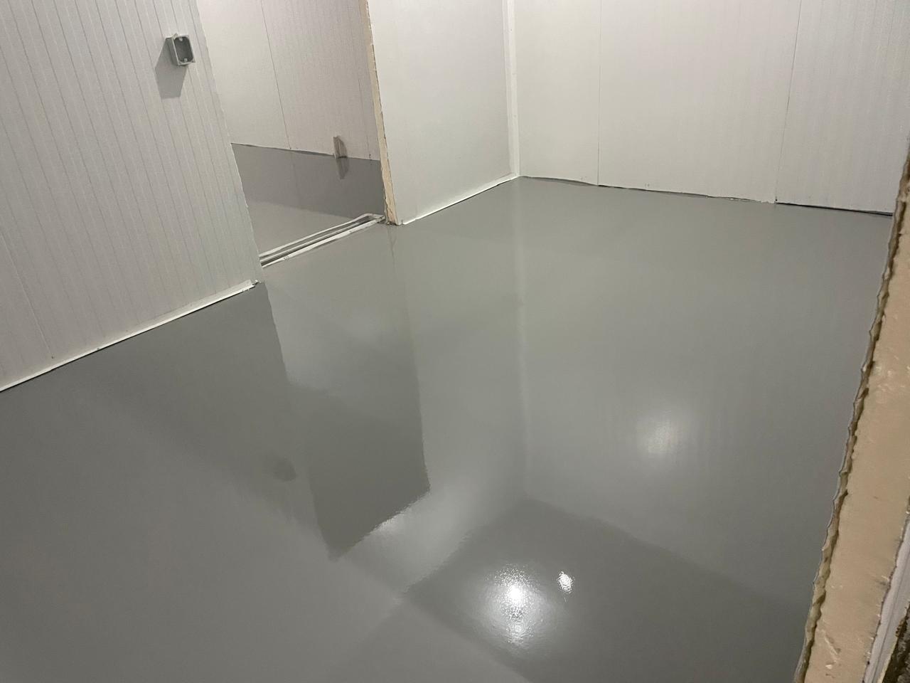 Resultado da aplicação de piso de uretano em área interna do Atacadão em São Paulo