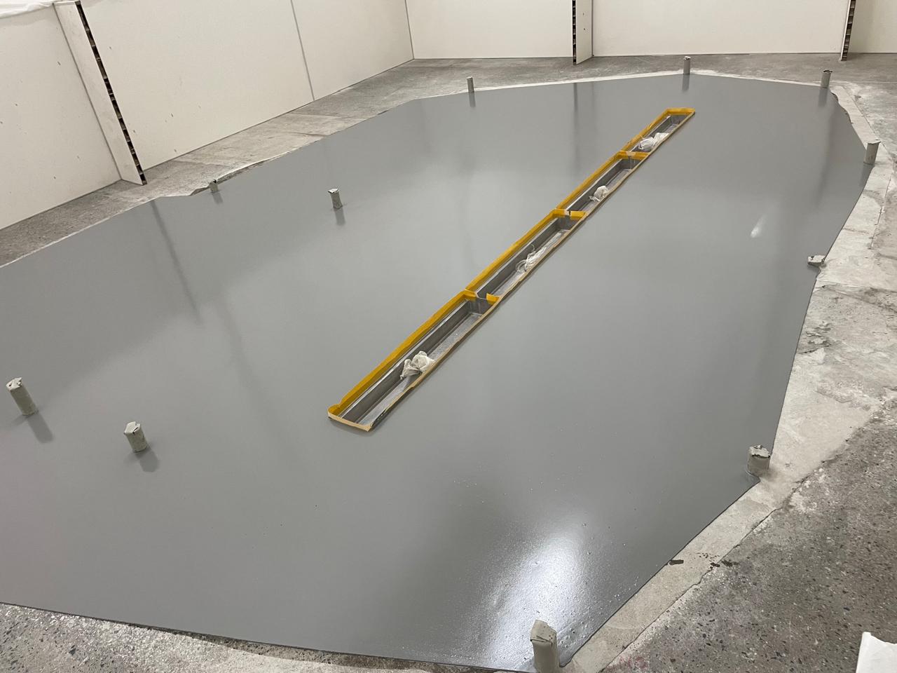 Piso de uretano aplicado em corredor interno do Atacadão em São Paulo