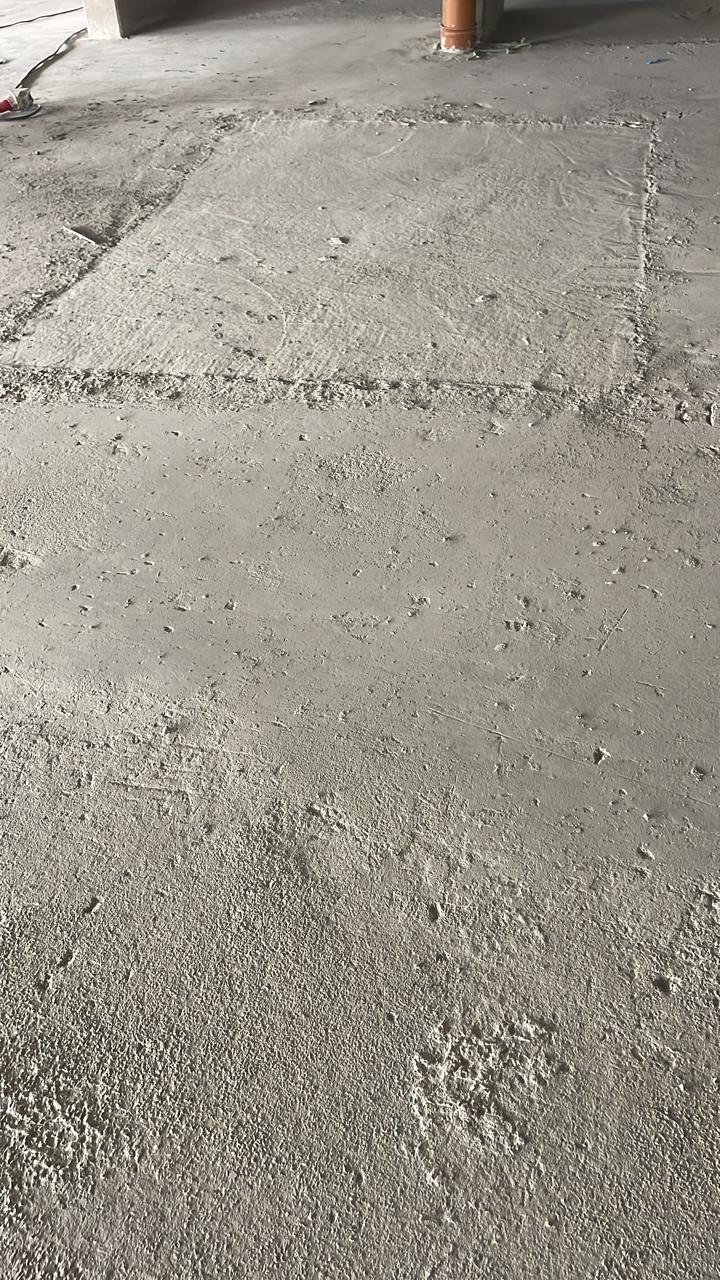Desbaste de irregularidades em piso de concreto em obra localizada em Osasco