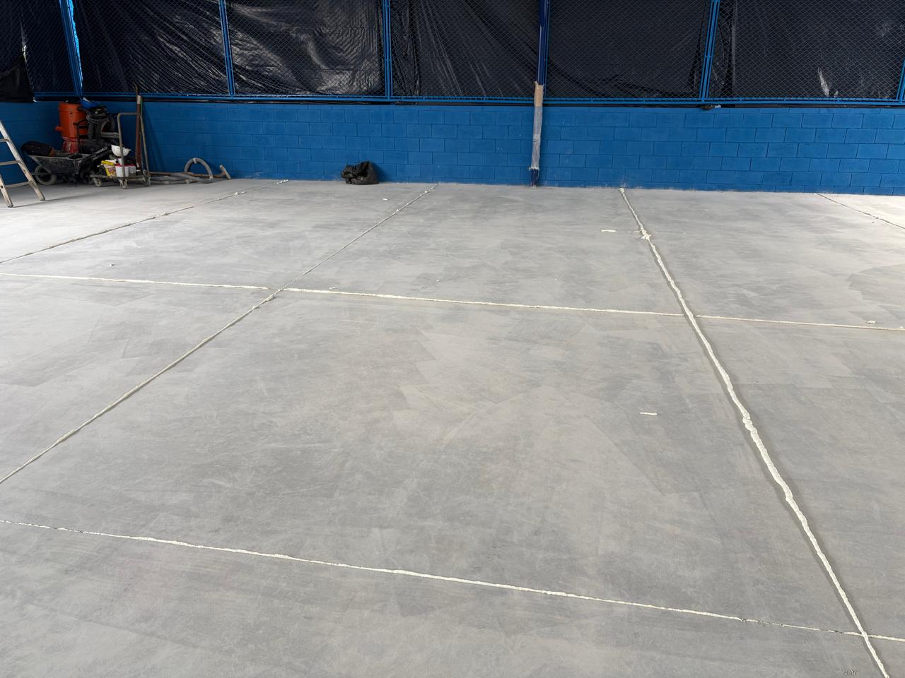 Pintura epóxi aplicada em quadra esportiva do Atacadão em São Paulo