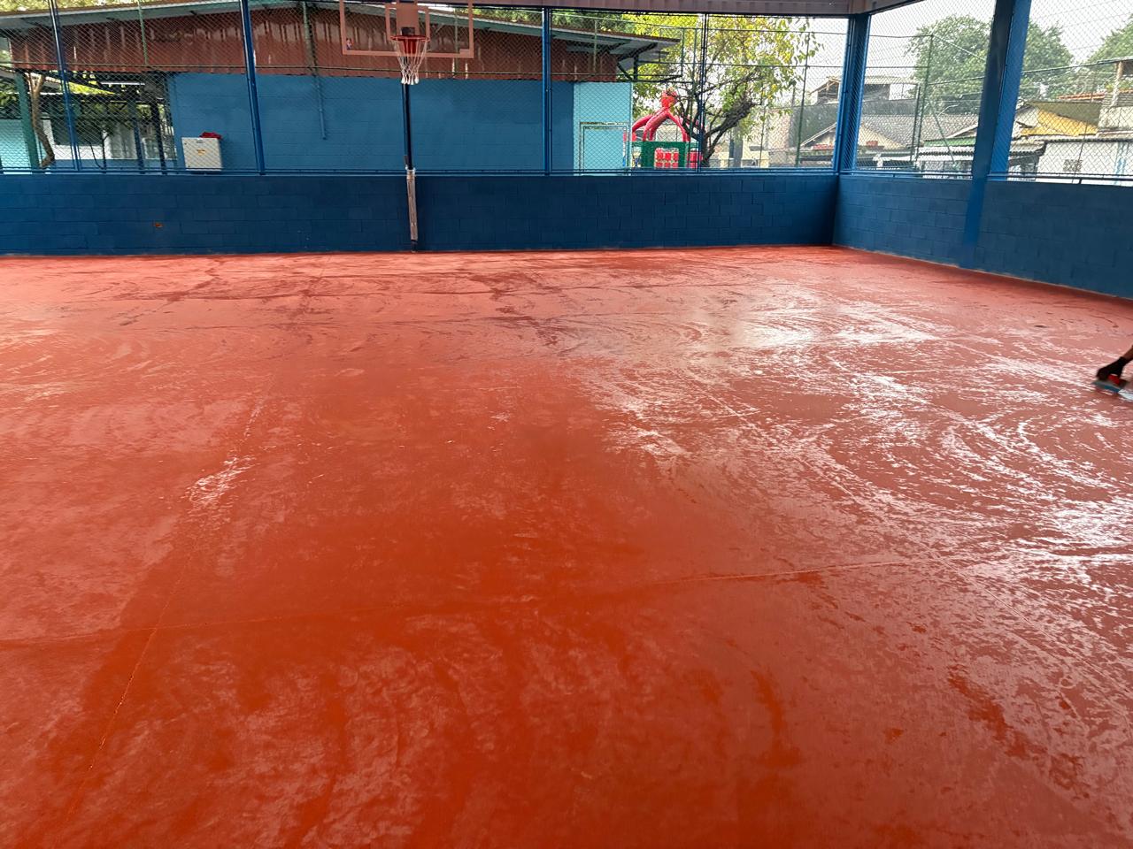 Aplicação de pintura epóxi em quadra de esportes em São Paulo