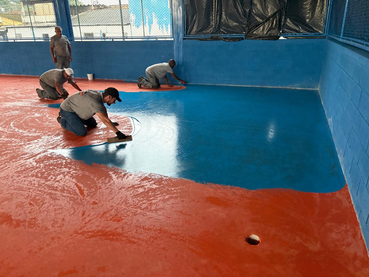 Tratamento de piso em quadra esportiva antes da pintura epóxi