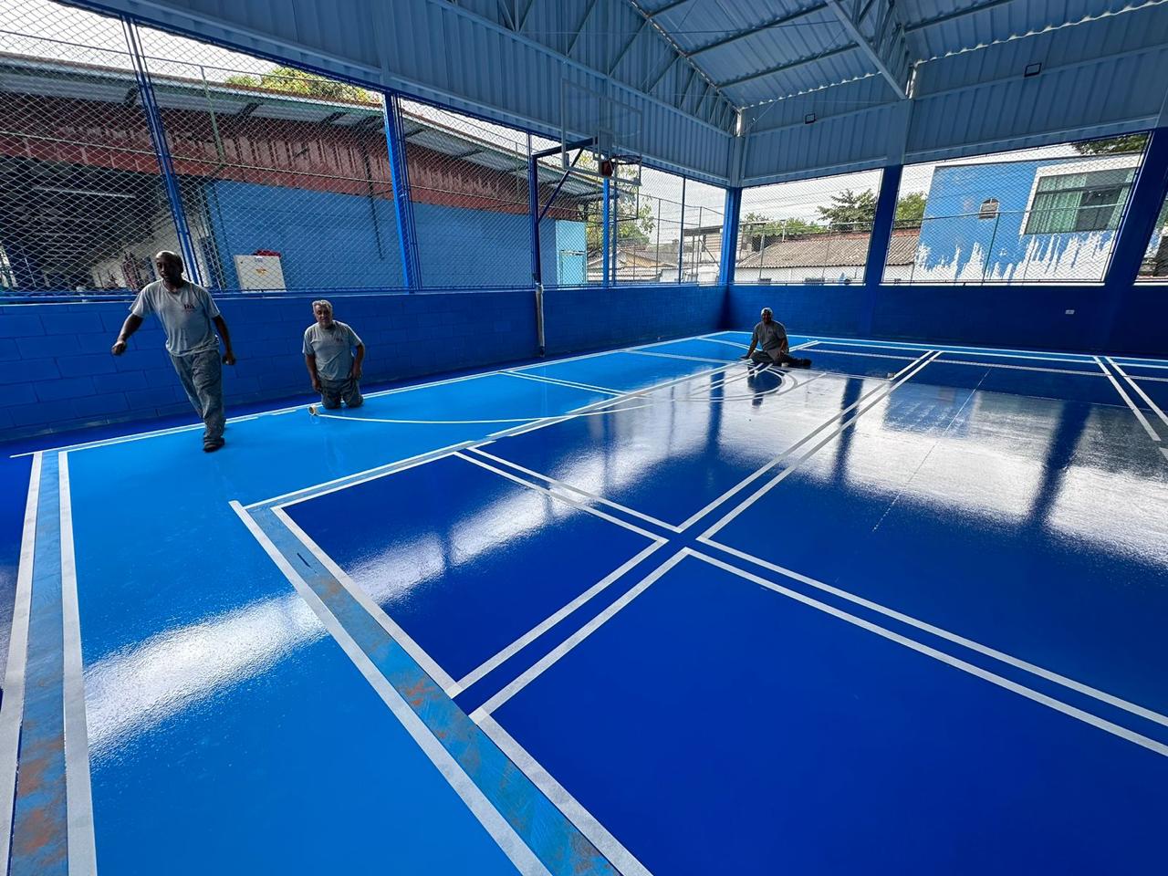 Pintura epóxi em quadra esportiva no Atacadão em São Paulo