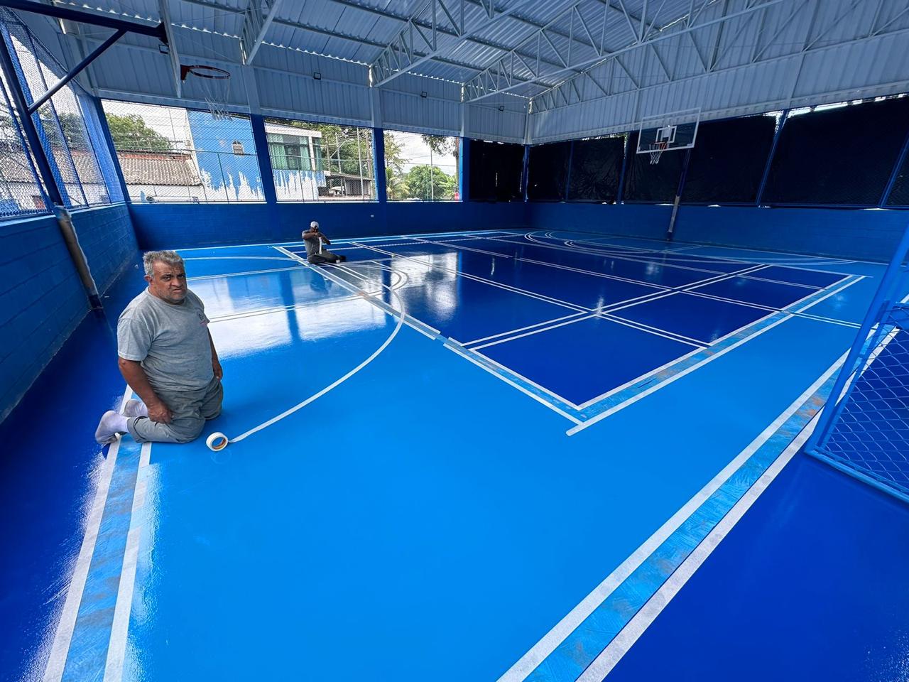 Acabamento de pintura epóxi em quadra esportiva do Atacadão