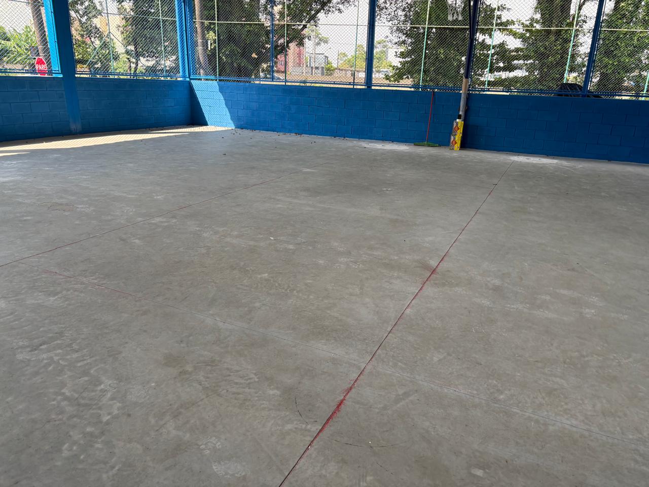 Aplicação de pintura epóxi em quadra esportiva em São Paulo