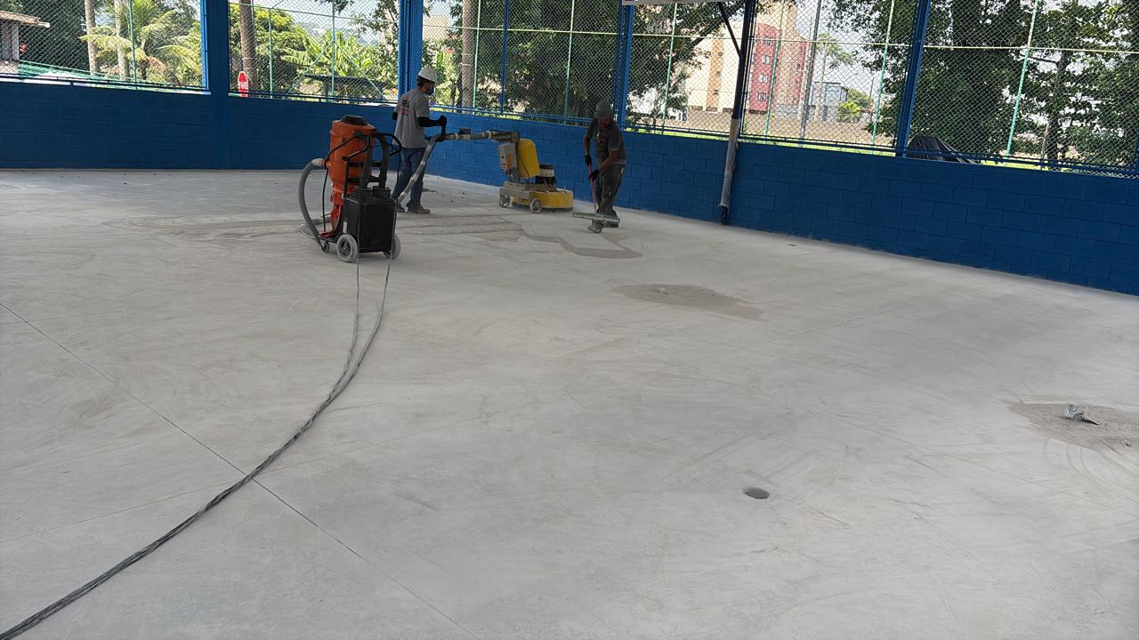 Tratamento da superfície de quadra esportiva antes da pintura epóxi