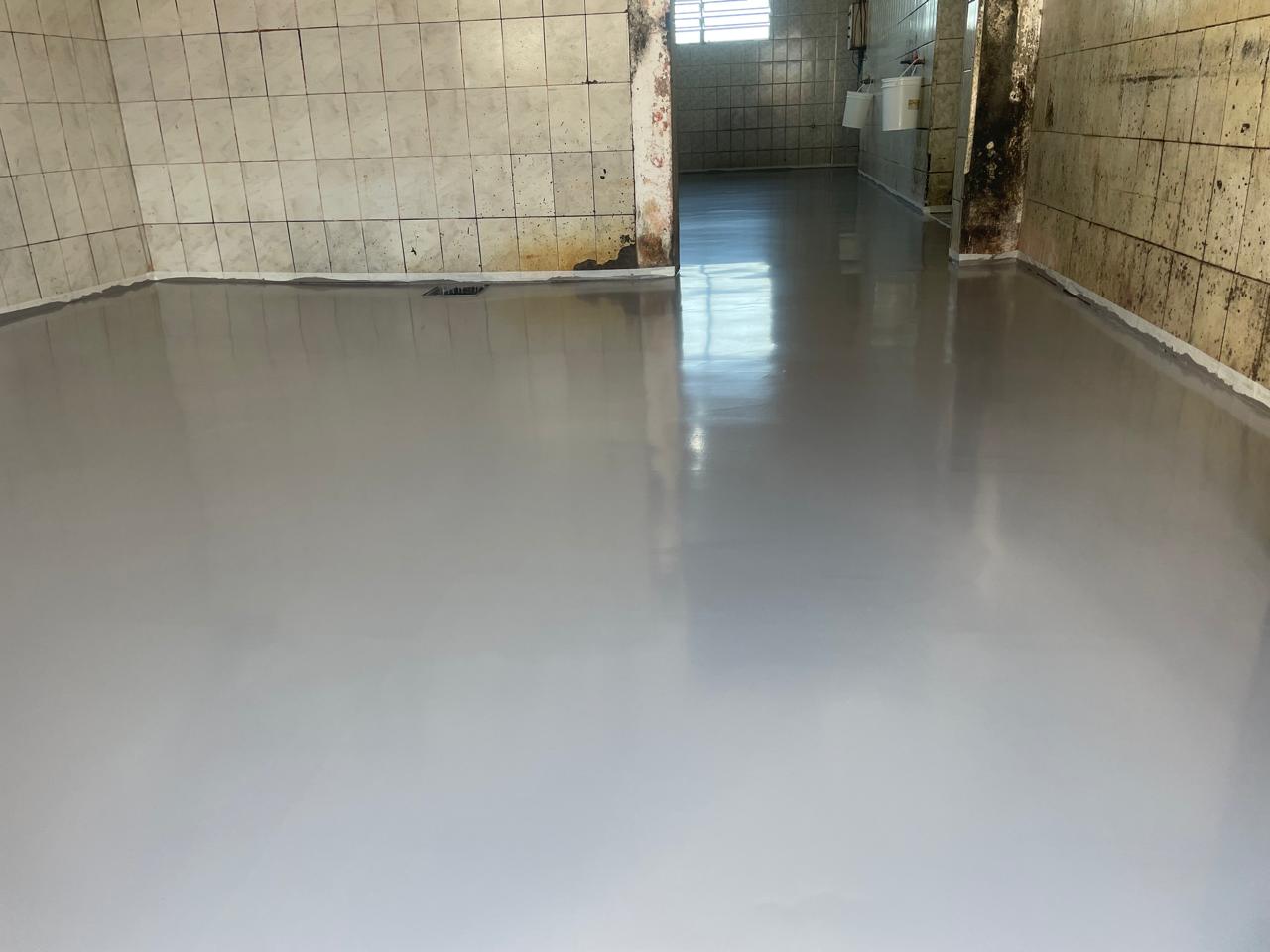 Pintura epóxi aplicada em área de circulação do Expo Center Norte