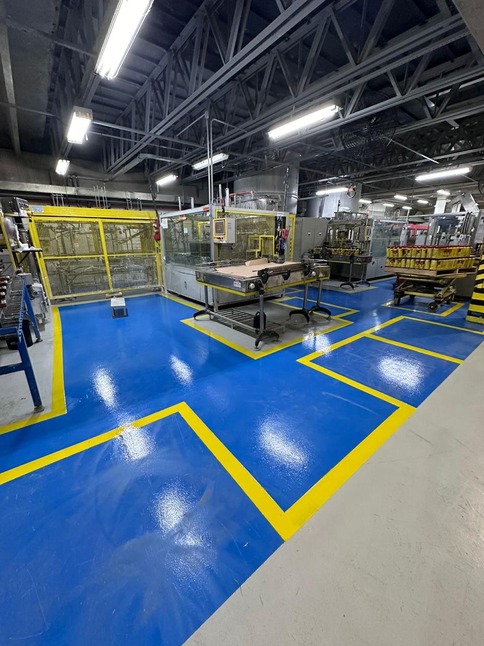 Resultado final de piso epóxi industrial com sinalização de circulação
