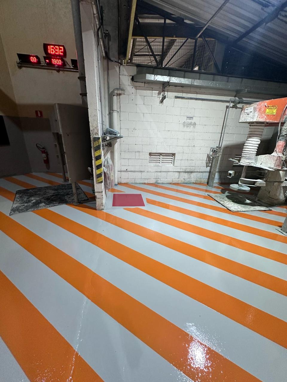 Tratamento de piso industrial antes da aplicação do sistema epóxi