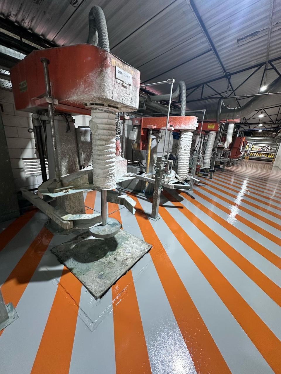 Piso epóxi industrial com demarcação de circulação na Saint-Gobain