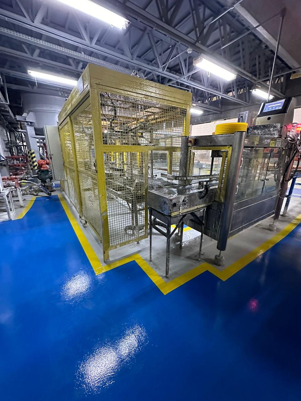 Área industrial com piso epóxi e faixas de circulação concluídas
