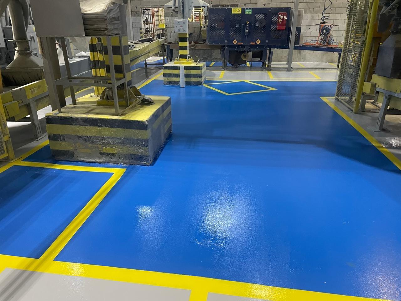 Faixas de circulação aplicadas sobre piso epóxi industrial