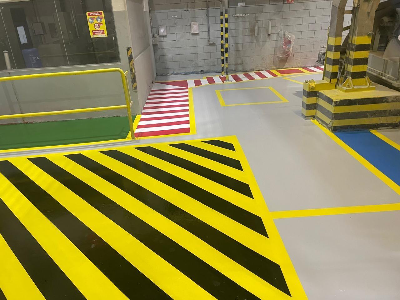 Demarcação de circulação em piso epóxi industrial na Saint-Gobain