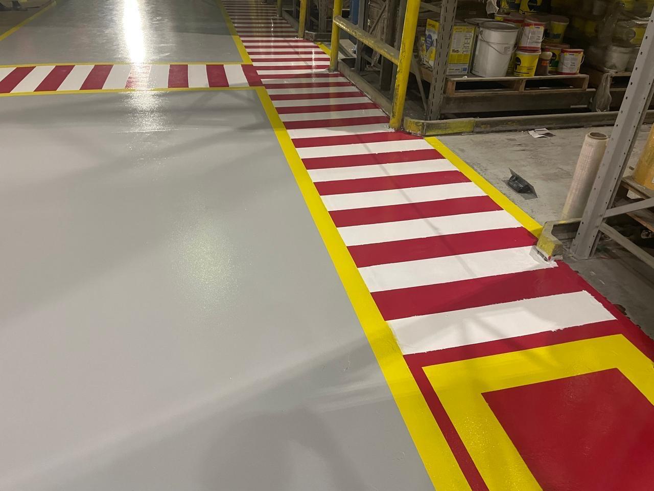 Piso epóxi aplicado em corredor industrial na Saint-Gobain