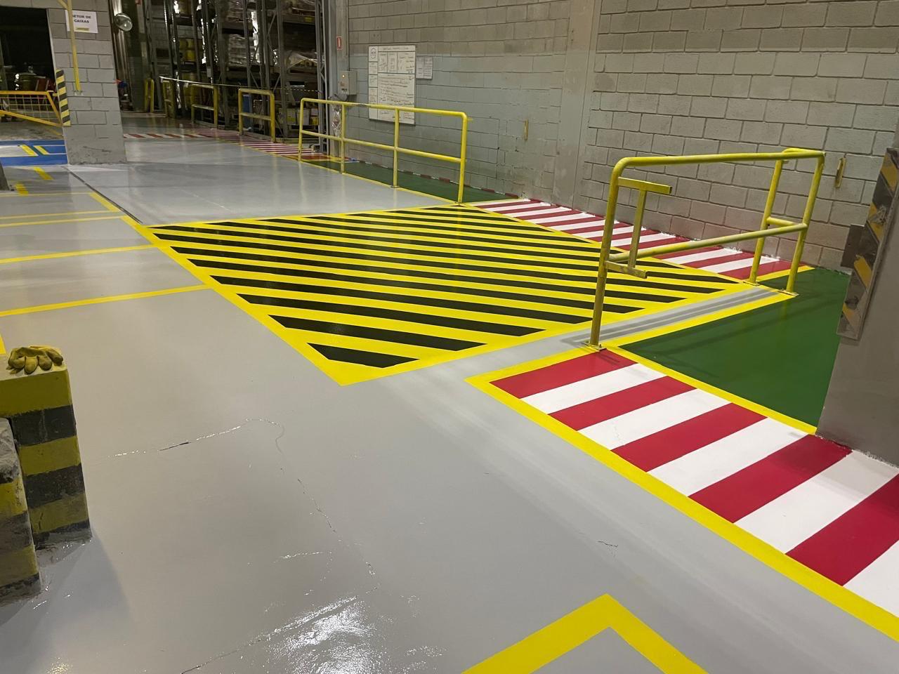 Piso epóxi industrial com demarcação de circulação na Saint-Gobain em São Paulo