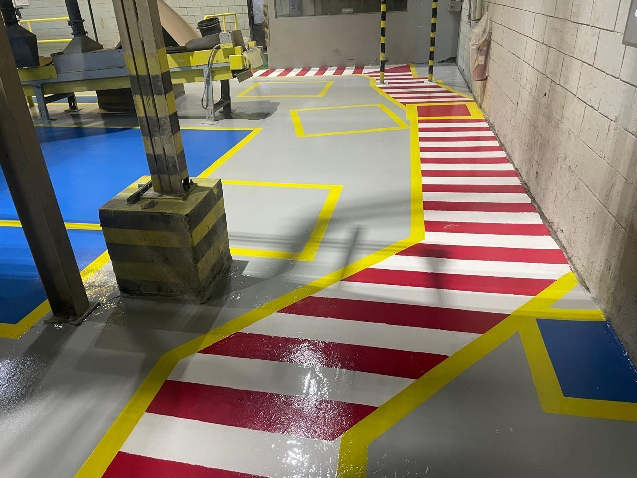 Piso epóxi industrial e demarcação de circulação na Saint-Gobain em São Paulo