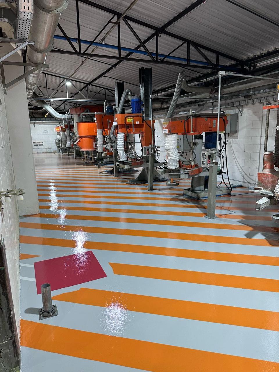 Piso epóxi aplicado em corredor interno de indústria