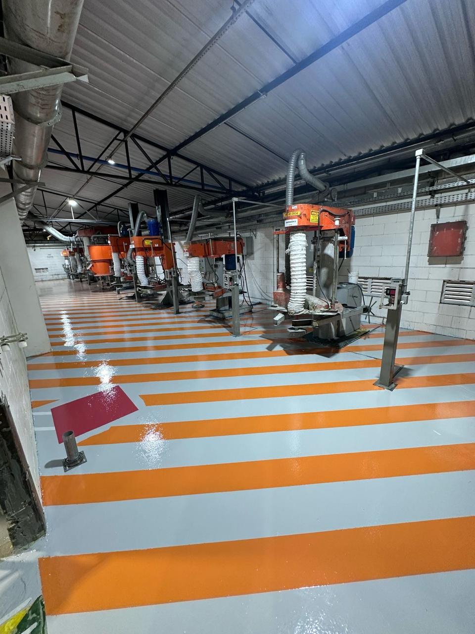 Aplicação de piso epóxi em área operacional da Saint-Gobain